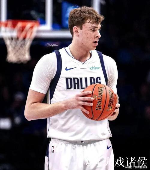 弗拉格挑篮命中造成犯规，加罚不中错失40分、独行侠落后1分