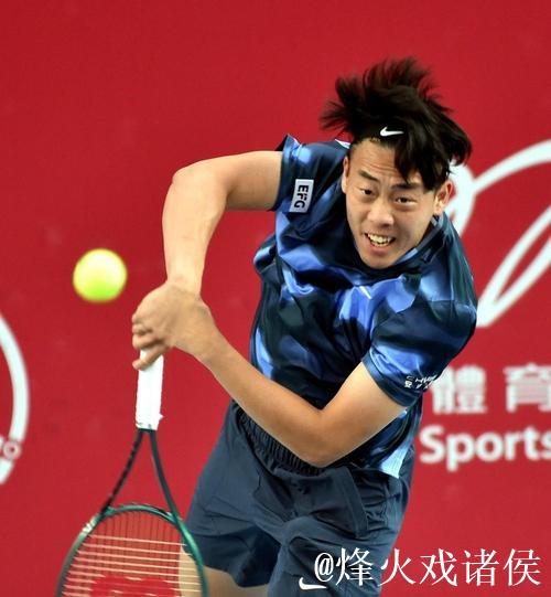 中国香港选手黄泽林体验匹克球 与观众打友谊赛 中国香港选手黄泽林体验匹克球 与观众打友谊赛